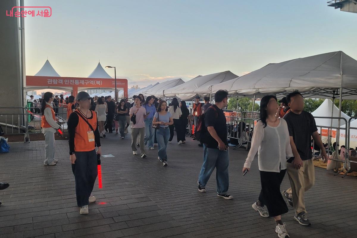 행사장 내부 곳곳에 안전요원이 배치돼 동선을 안내하고 있다. ©박미선