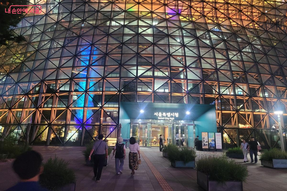 다채로운 경관 조명이 켜진 서울시청 본관 입구 ©조연