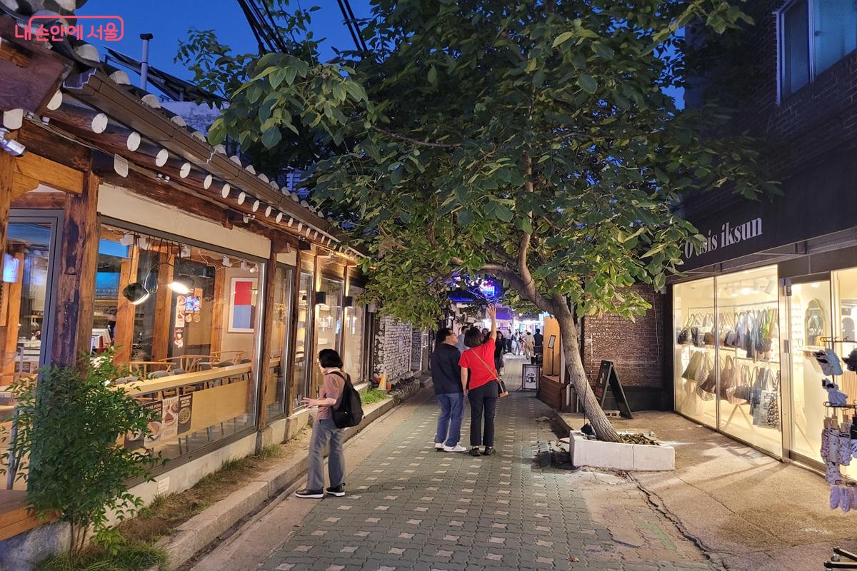 밤이 깊어지면서 익선동 골목의 음식점과 상점에도 활기가 더해졌다. &copy;조연