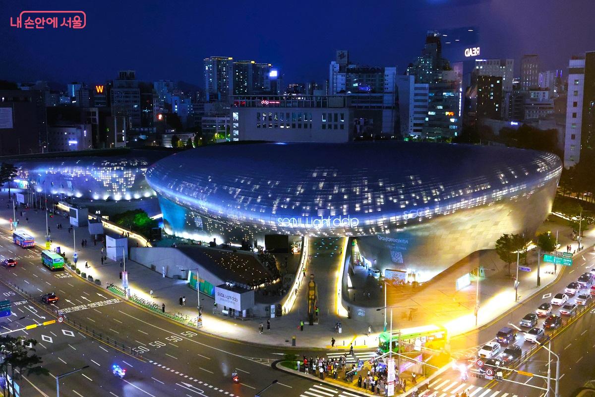 화려한 빛으로 물든 서울라이트 DDP 야경 &copy;이봉덕