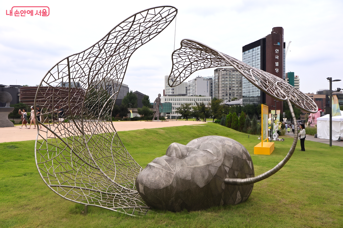사람 얼굴 형상의 거대 철제 조각 작품 ©이봉덕