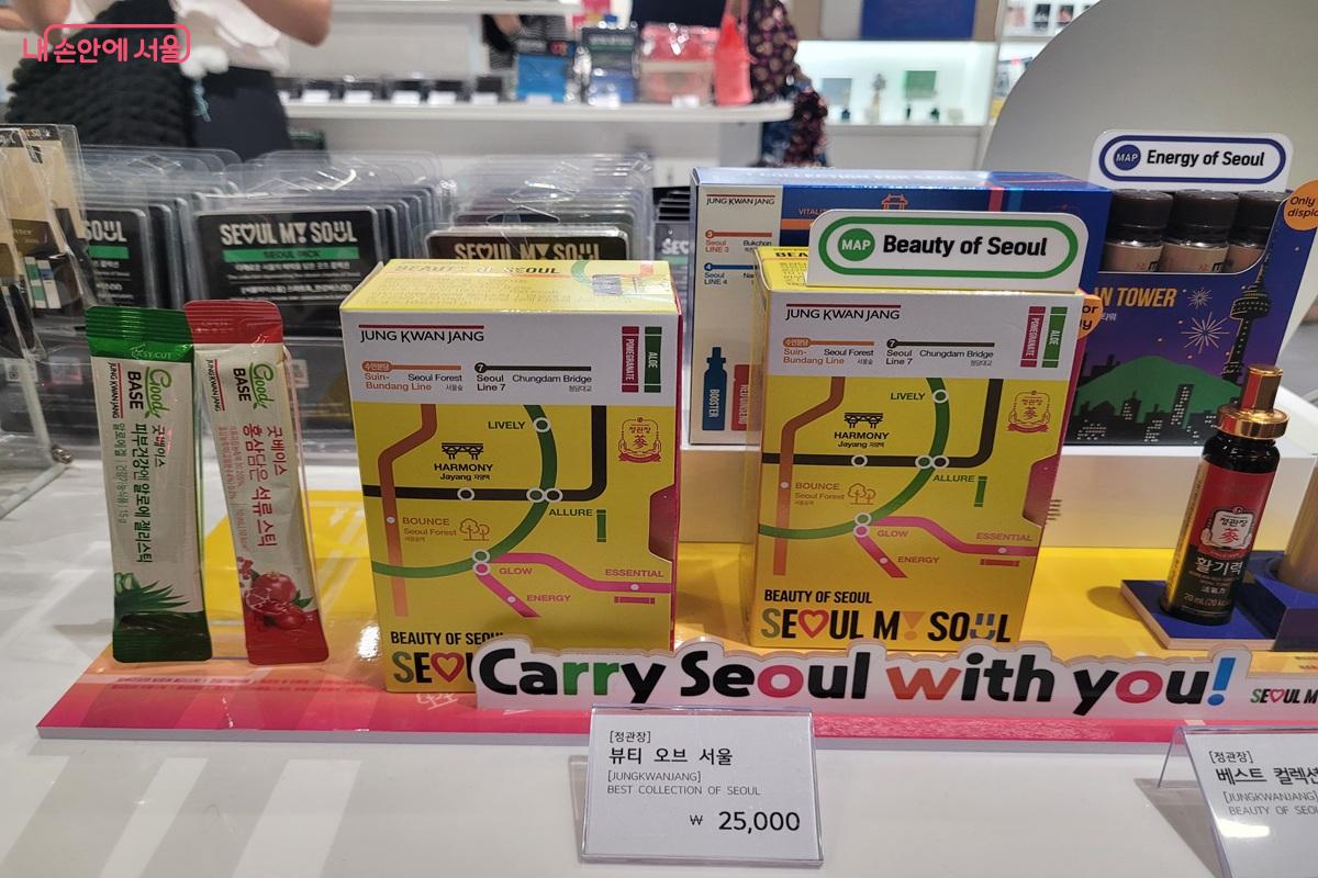 서울마이소울샵 진열대에 지하철 노선도 디자인의 홍삼음료 세트와 가격표가 놓여 있다.