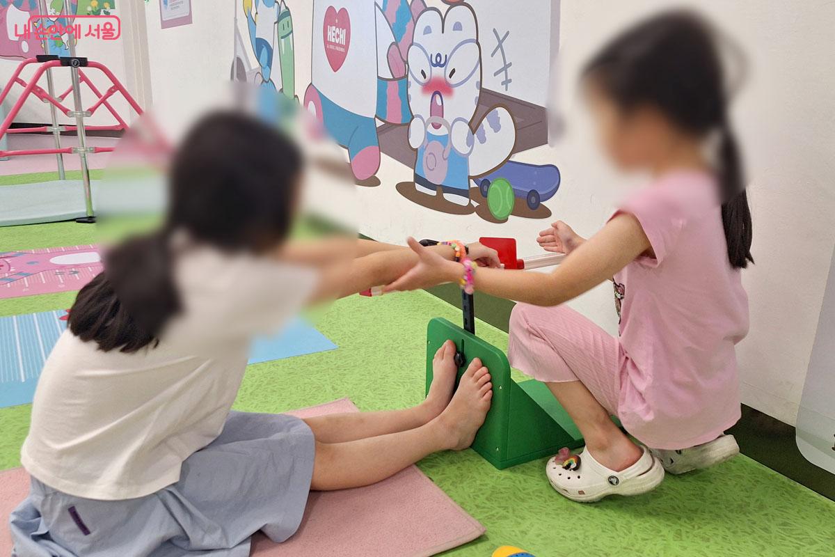 '해치의 건강구조대'에 윗몸 앞으로 굽히기 중이다. &copy;김민지