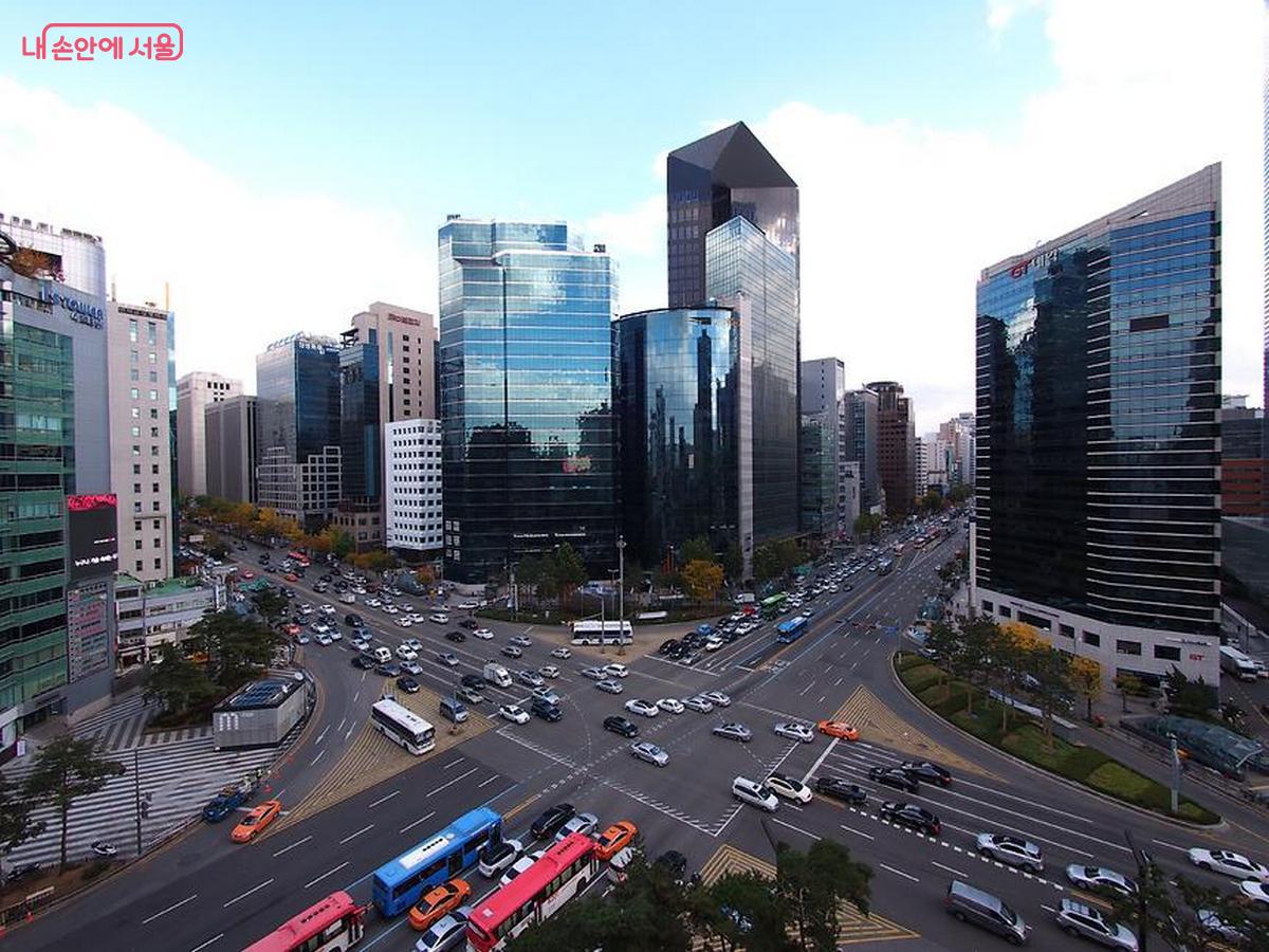 수도권 남부 광역버스들의 집결지인 강남역 ©강남구청