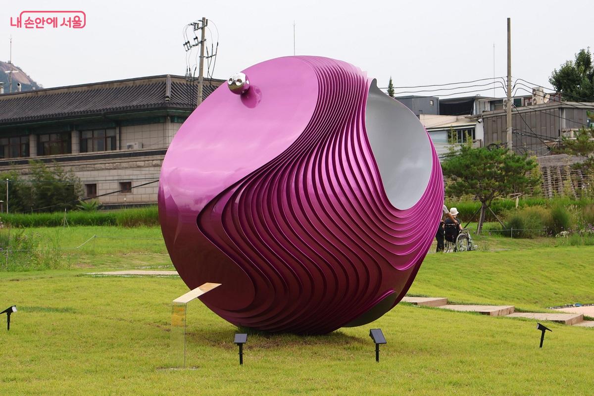 매끈한 곡선미가 돋보이는 분홍빛 조형물 &copy;이봉덕