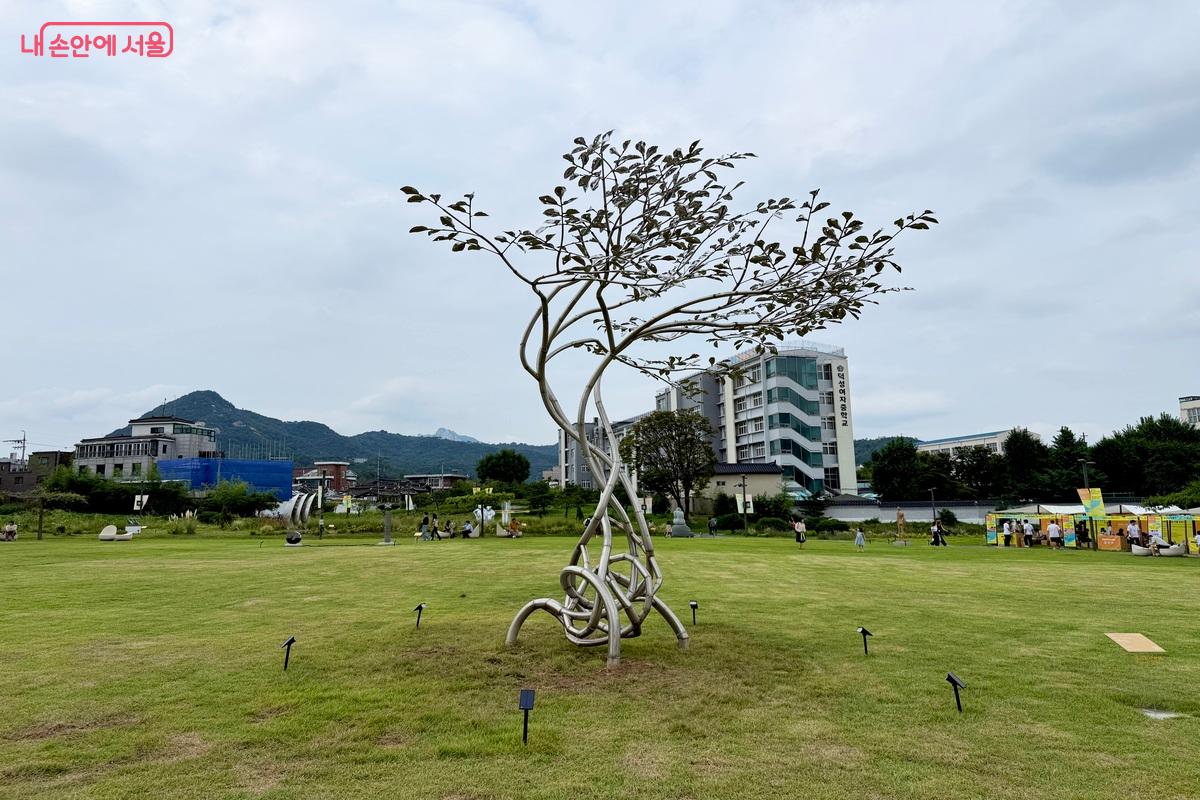 열린송현녹지광장 중앙에 위치한 <피톤치드> ©임수영