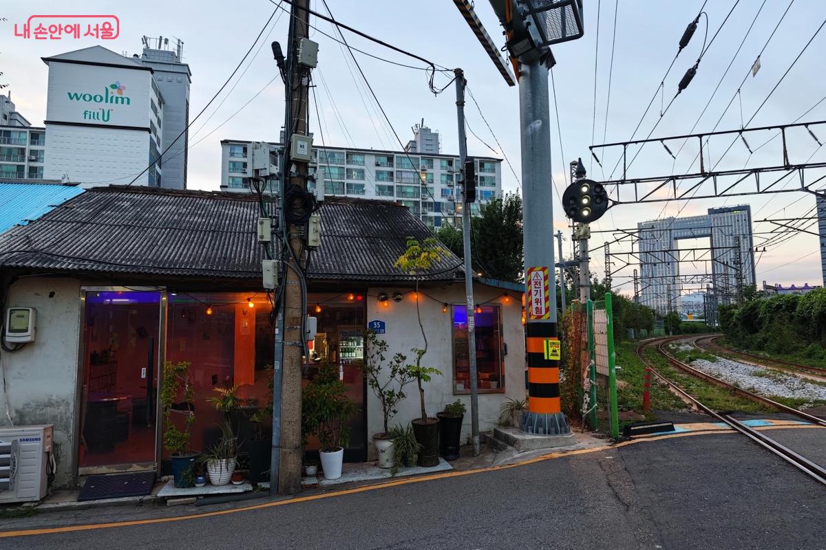 오래된 단층 건물 뒤로 새로운 고층 빌딩 도시의 공존 &copy;허강무