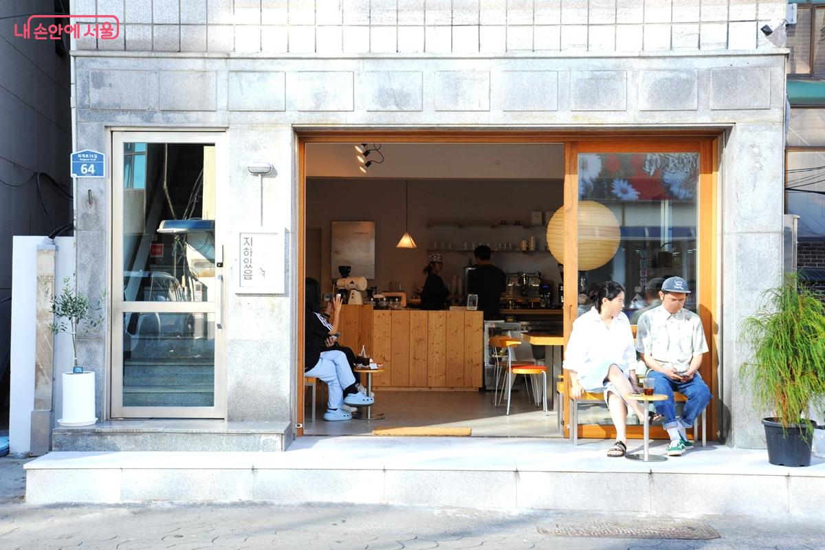 크림라테가 유명한 &lsquo;무토&rsquo; &copy;조수봉
