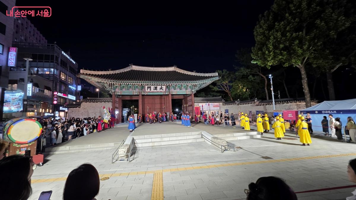 야간에 진행되는 덕수궁 수문장 교대 의식 모습