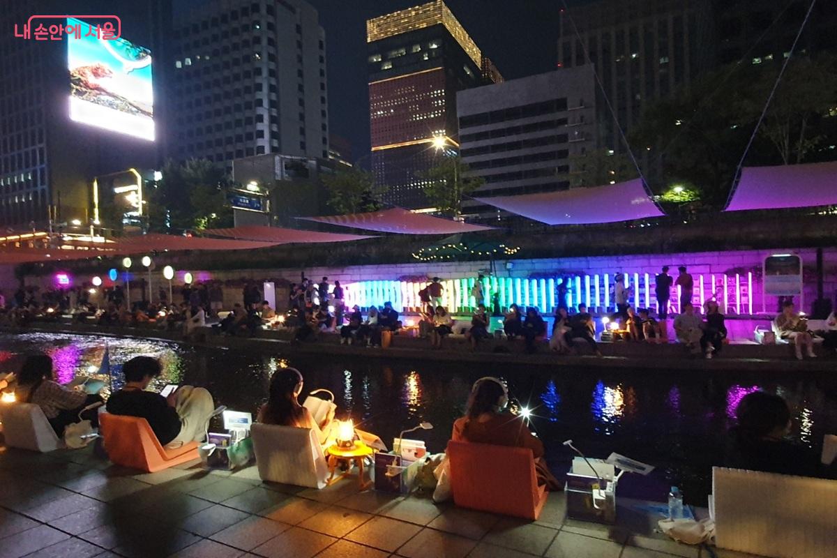 청계천 상류 구간인 모전교에서 광통교 사이에서 운영되는 '책읽는 맑은냇가' ©김병규
