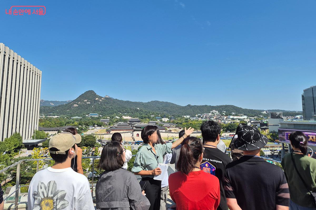 투어의 끝은 세종문화회관 옥상 전망대에 올라 서울시의 전경을 조망하며 마무리한다.