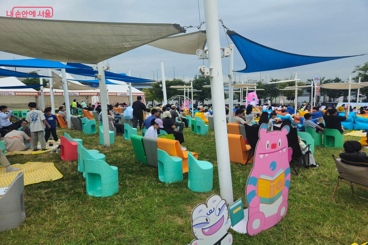가족 단위 방문객들이 많이 찾아와 독서와 휴식을 즐기고 있다. &copy;김진호
