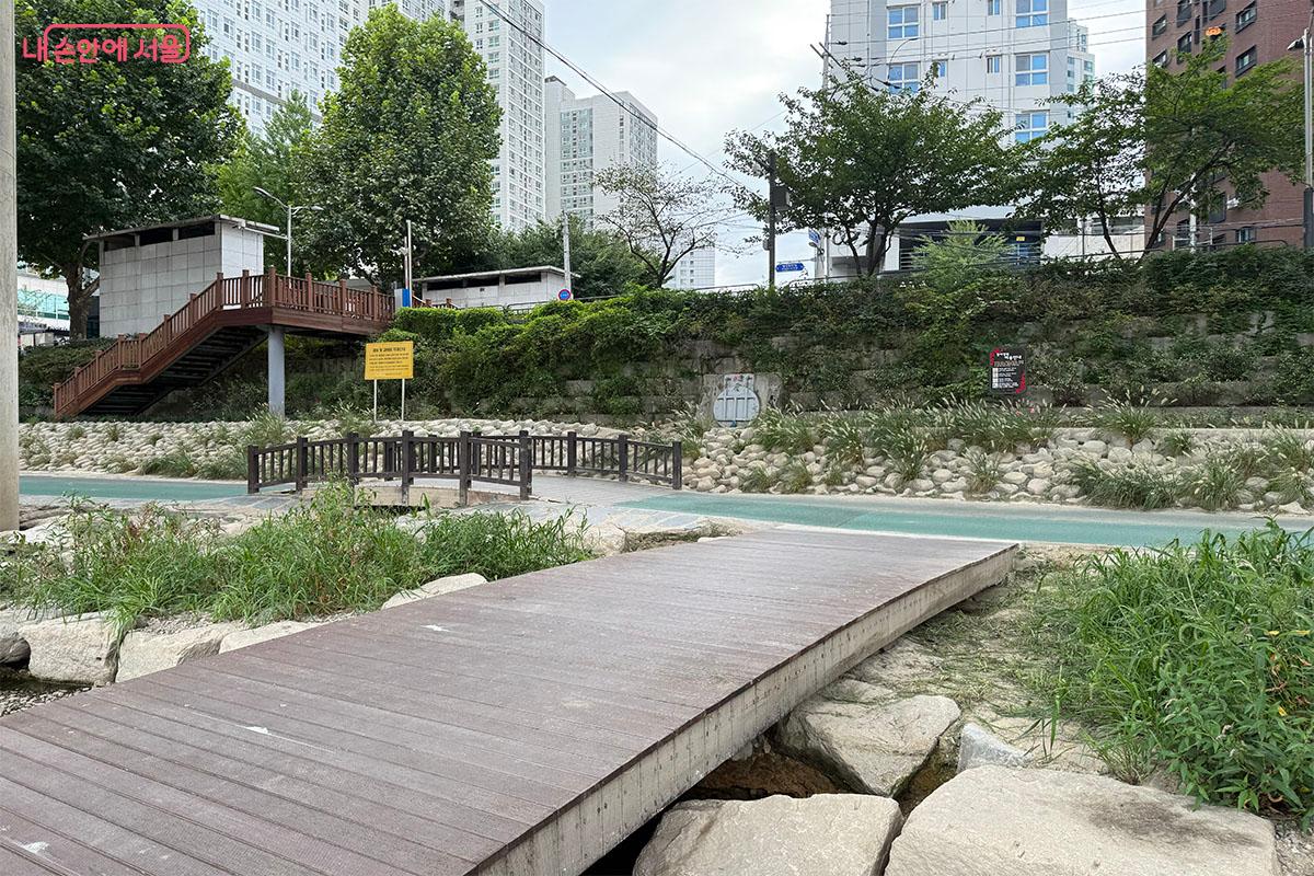 보드장 바로 옆 정릉천 산책로의 모습 &copy;송수아
