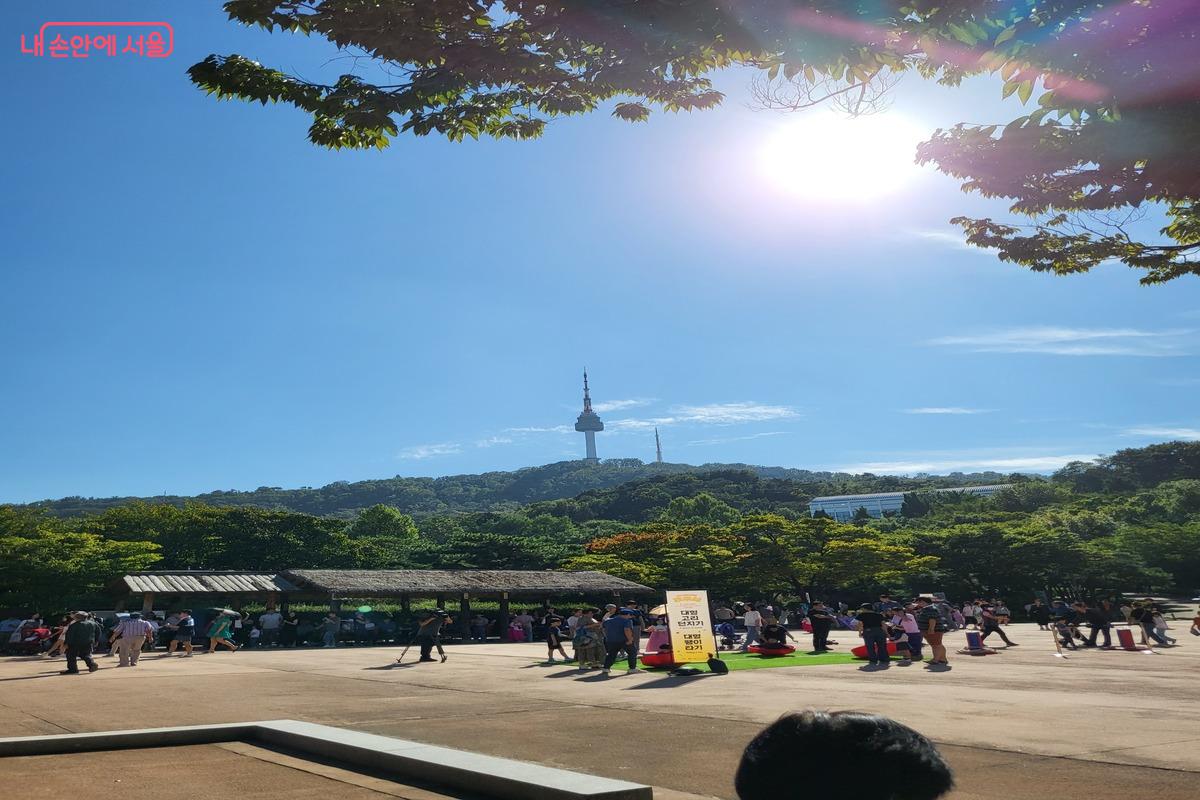 N서울타워가 한눈에 보이는 남산골한옥마을 ©김주희
