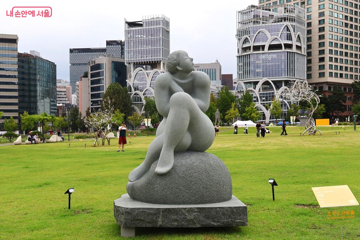 도심 빌딩 숲과 대비되는 사유하는 여인 석조상 &copy;이봉덕