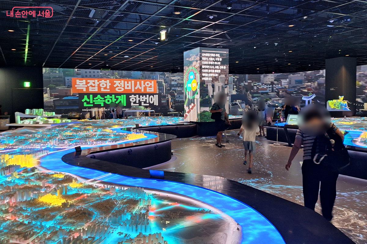 내친구서울 1관에서는 서울 전체를 1,600분의 1 규모로 축소한 도시모형을 만날 수 있다.