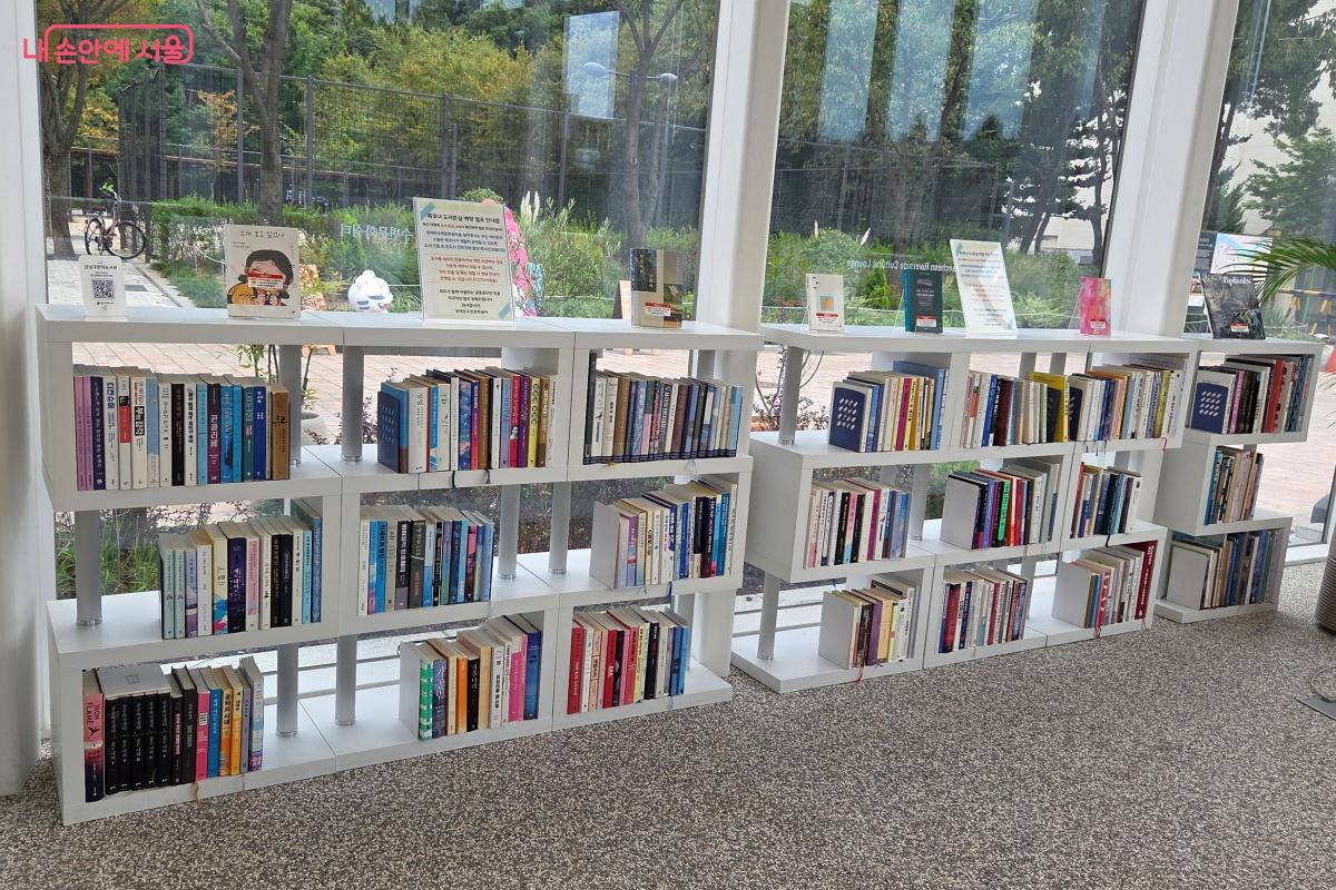 비치된 도서는 자유롭게 볼 수 있다. &copy;김미선