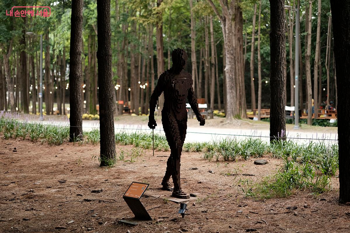 신치현 작가의 &lsquo;Walking man-P,10&rsquo;, 2010 &copy;김아름
