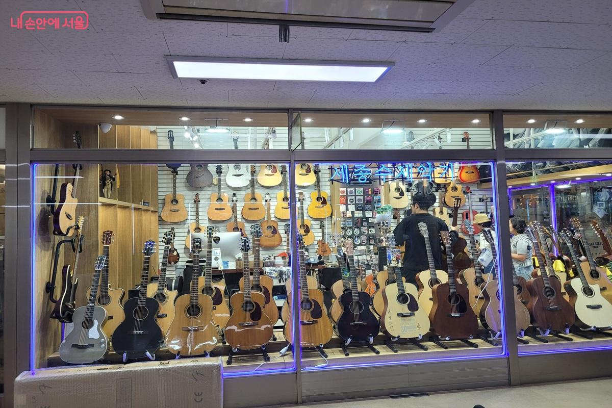 기타가 가득 걸려 있는 낙원악기상가의 악기점 &copy;조연
