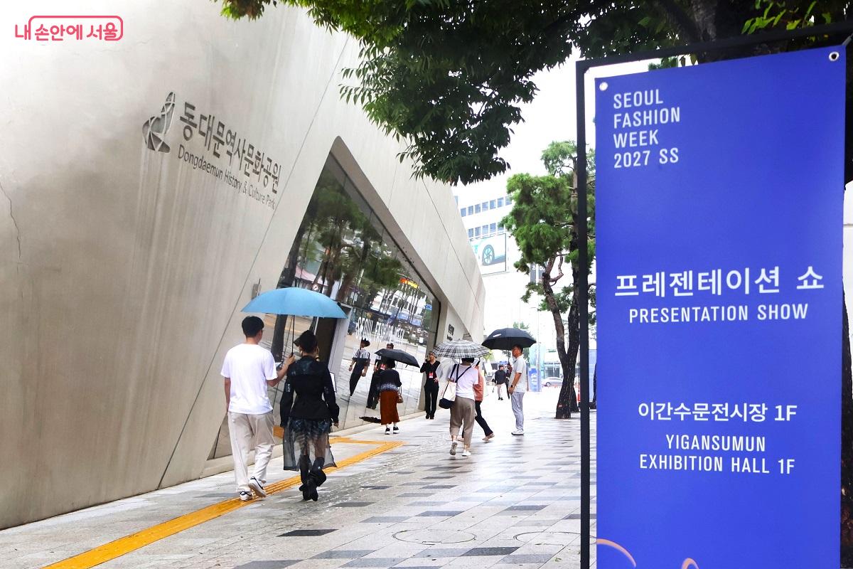 서울패션위크 프레젠테이션 쇼가 진행되는 이간수문전시장 &copy;이봉덕 