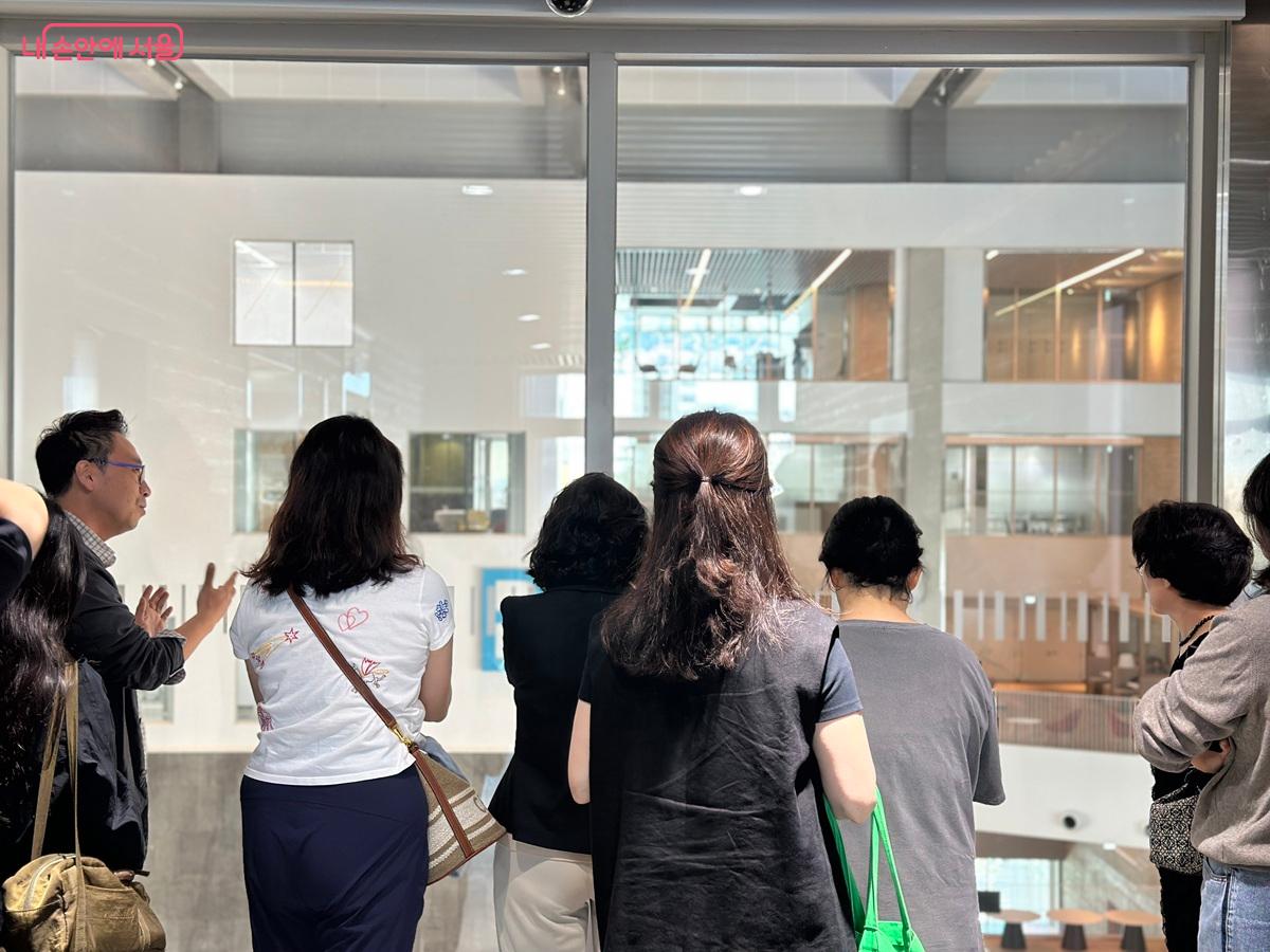 수상작 건축을 전문가와 함께 둘러보는 ‘건축문화투어’ 모습 ©서울건축문화제운영사무국