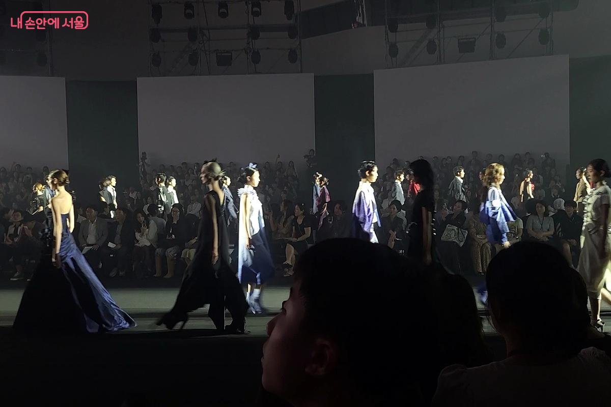 무대 위를 걷고 있는 모델들. 눈앞에서 패션쇼를 감상하는 설렘이 컸다. ©박미선