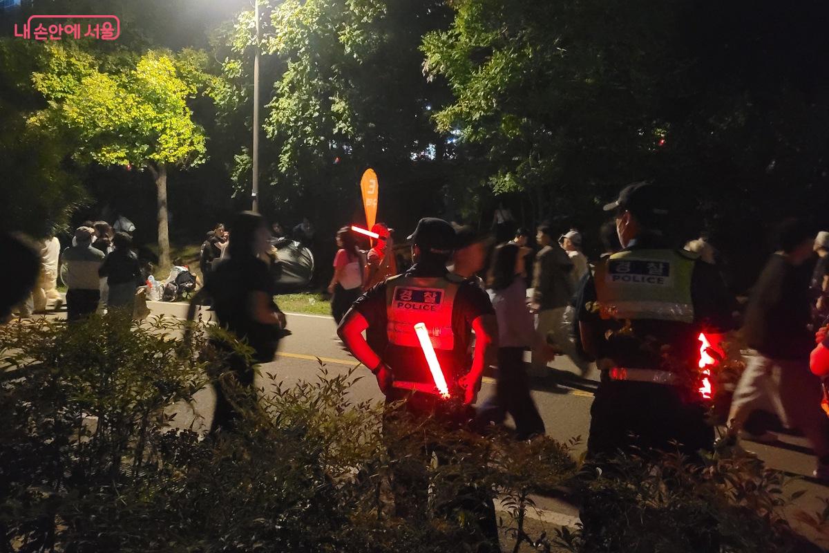 불꽃쇼가 끝난 이후 동선 안내 중인 안전요원들 ©박미선