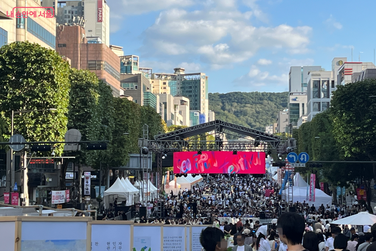 10차선 반포대로를 가득 메운 시민들이 서리풀뮤직페스티벌을 즐기고 있다. ⓒ 김연희