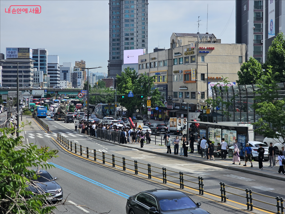 대중교통에서 '환승'은 가장 큰 불편이다. 사진은 사당역 버스정류장 모습 ©서울시