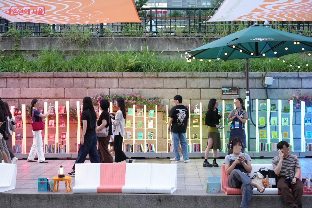 무지개색으로 꾸며진 '책읽는 맑은냇가' 서가 &copy;우현희