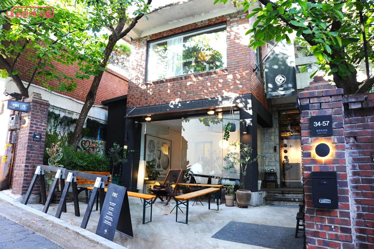 테라스에서 마시는 커피 맛이 최고인 &lsquo;펄시커피&rsquo; &copy;조수봉