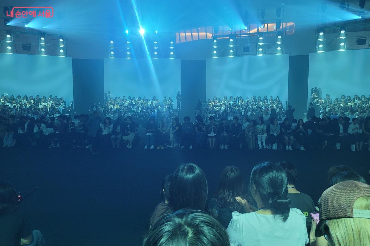 '이상봉 디자이너의 40주년 패션쇼' 런웨이 시작 전 행사장 ©박미선