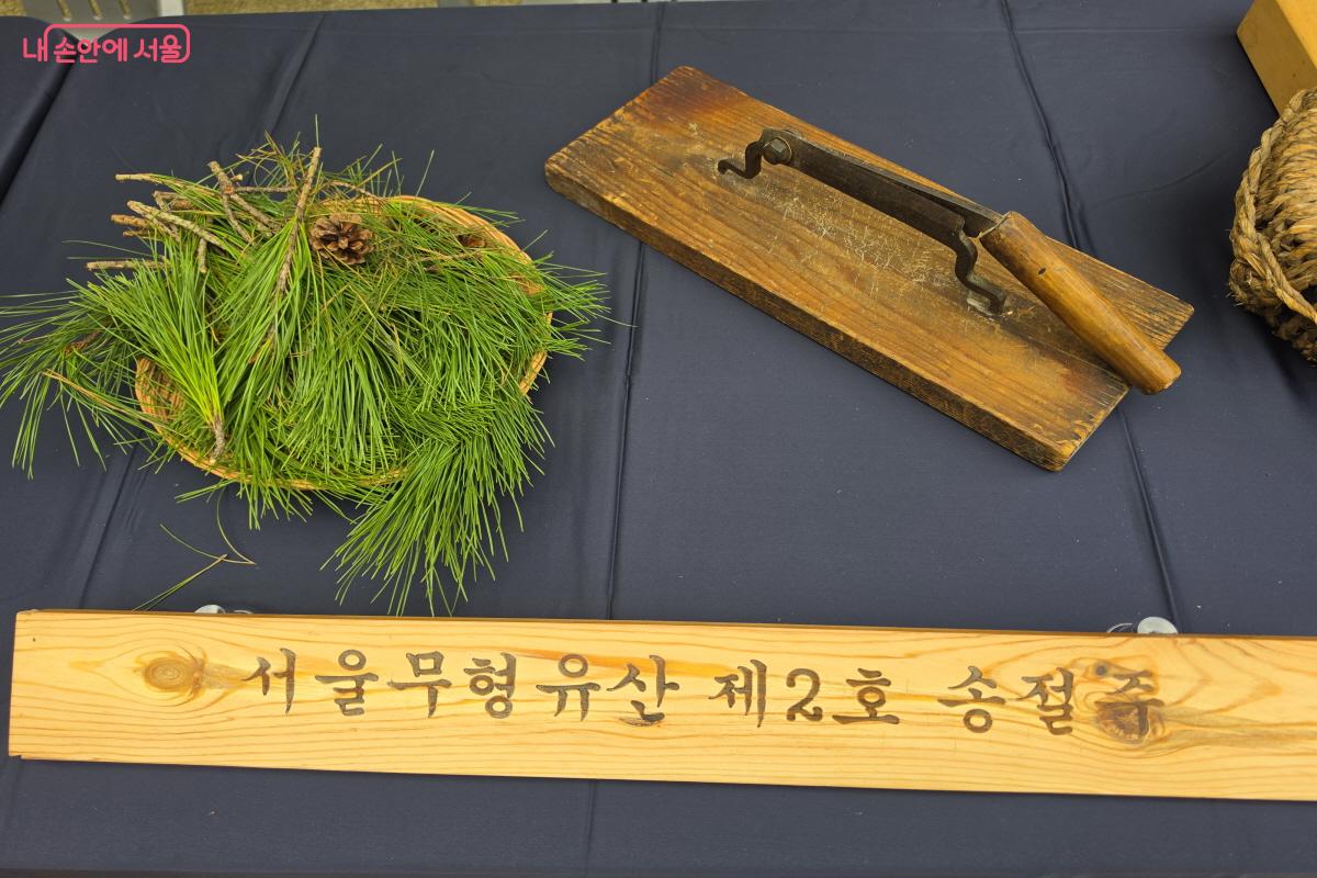술을 만드는 데 사용하는 솔잎. ⓒ심재혁