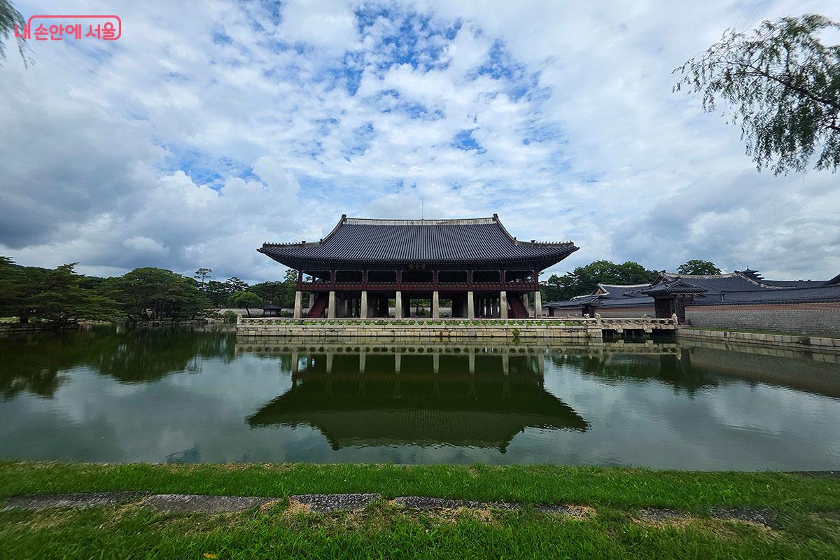 연못 물결 위에 수놓아진 단청과 운치 있는 경복궁 경회루의 풍경 &copy;이정민