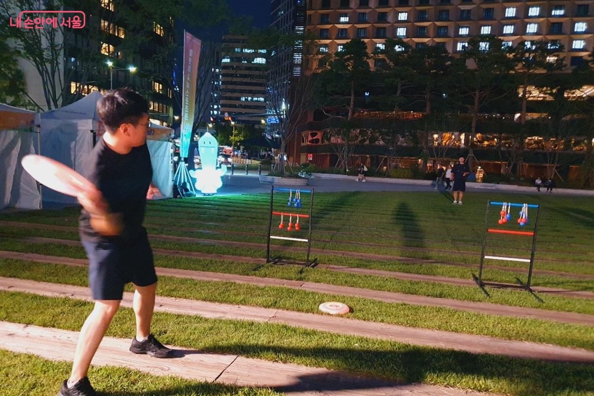 플라스틱 원반을 서로 주고 받으며 스트레스 해소에 탁월하다. &copy;김병규
