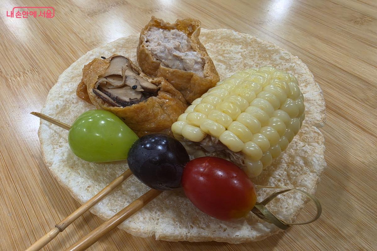 뻥튀기 접시에 음식을 담고, 접시까지 맛있게 먹었다. &copy;조수연