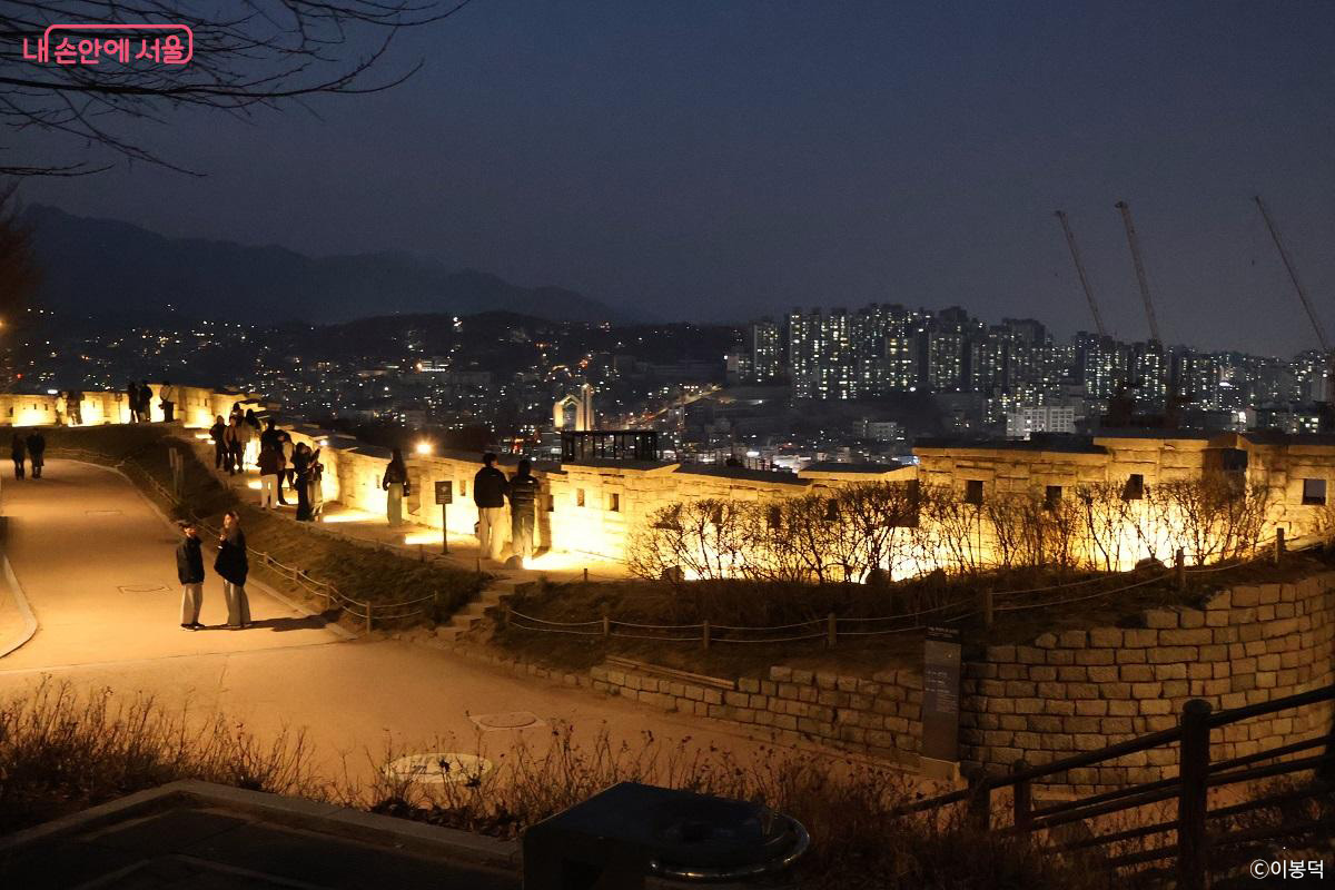 서울 야간 도보해설관광이 10개 코스로 확대된다. 사진은 낙산성곽길.