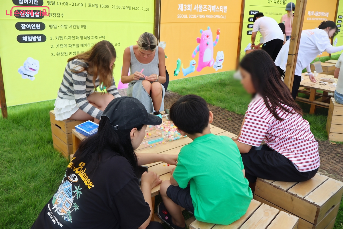 외국인과 어린이들이 즐기고 있는 체험 프로그램 현장 ©이봉덕
