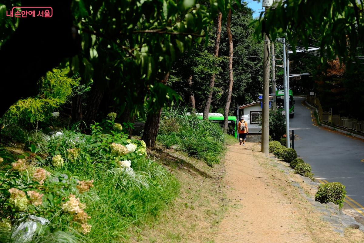 정릉초등학교 북쪽에 있는 정원으로 북한산 자락길을 걷기 전에 들리면 좋은 곳이다. &copy;서지희