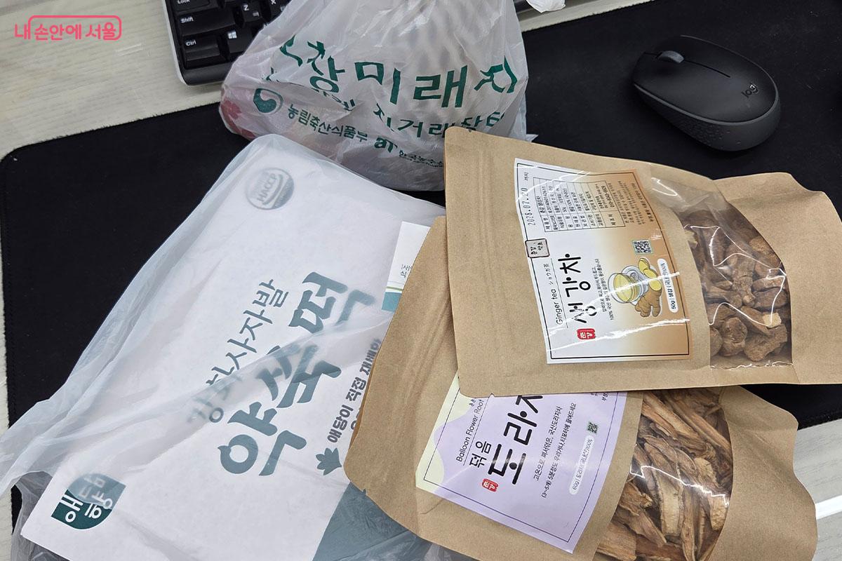 현장에서 직접 구매한 약쑥인절미, 생강차, 볶음 도라지차 등 고품질의 농특산물 상품들 &copy;이다현