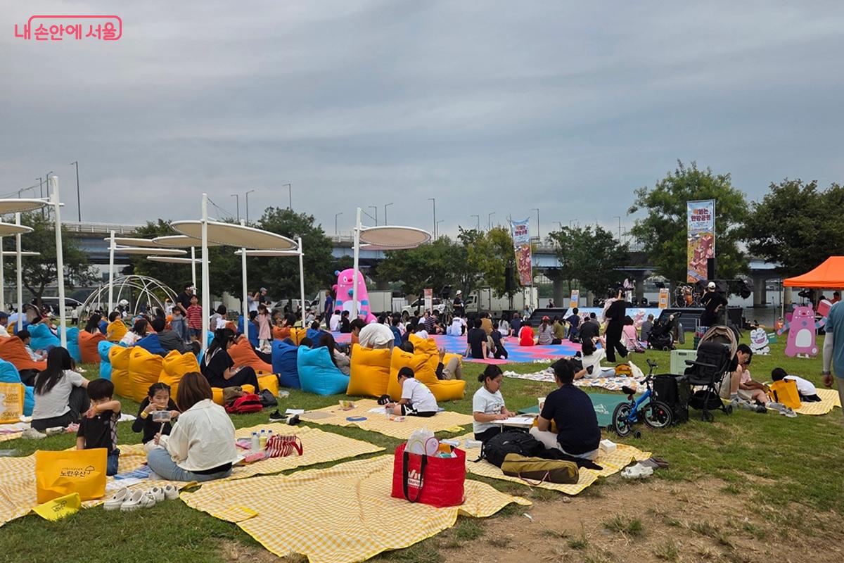 여의도한강공원에서 열린 '책읽는 한강공원'을 찾아 즐거운 주말을 보내는 시민들 &copy;이상돈