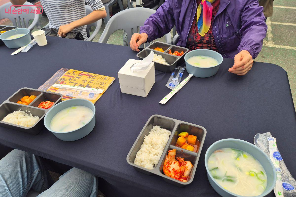 함께 맛있게 설렁탕을 먹는 참가자들 ⓒ조현정