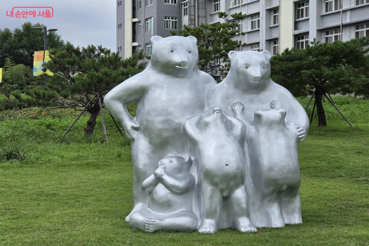 곰돌이 가족 조각 작품이 따스한 인상을 남긴다. ©심재혁