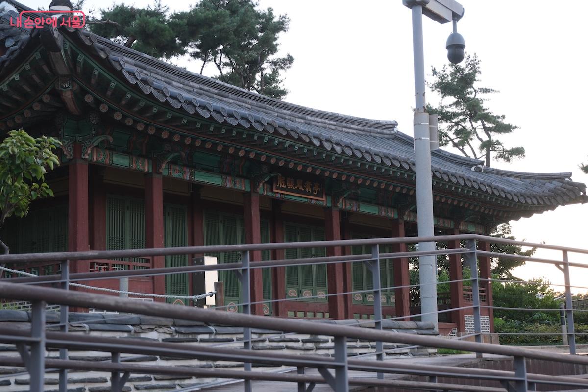 노들역 내부로 들어가면 용양봉저정의 벽화와 역사 이야기를 더 만나볼 수도 있다.
