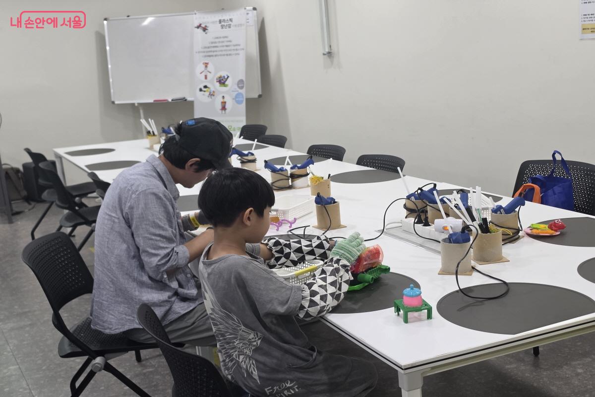 아버지와 함께 장난감을 만드는 어린이 &copy;조수연