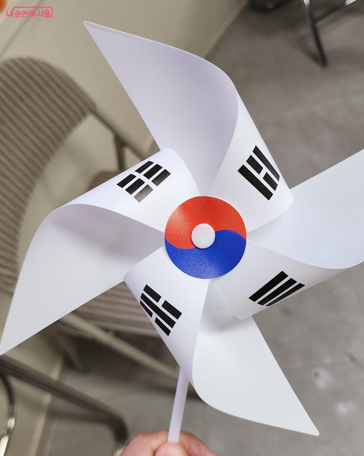 바람개비 태극기 체험 전시 관람 후 바람개비 태극기를 직접 만들어 봤다. ©이진숙