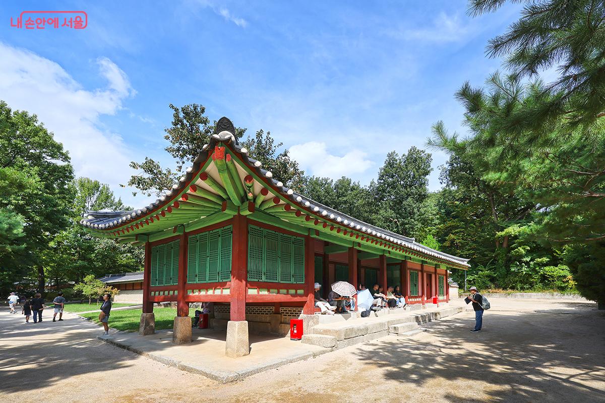 망묘루에 모여 해설을 듣는 관람객들의 모습 ©김주연