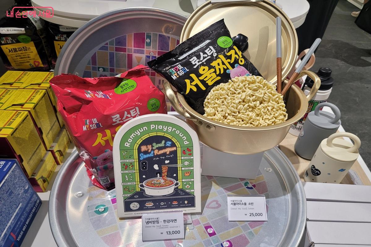 서울라면과 서울짜장 봉지, 마른 면, 금색 냄비가 매장 진열대에 놓여 있다.