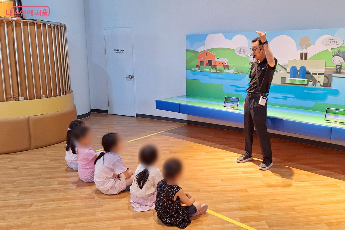 해설사가 아이들에게 열심히 설명하고 있는 모습