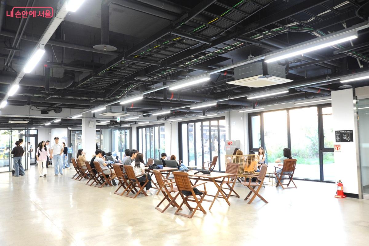 전시, 워크숍, 체험 프로그램 등이 진행되는 &lsquo;노들라운지&rsquo; &copy;조수봉